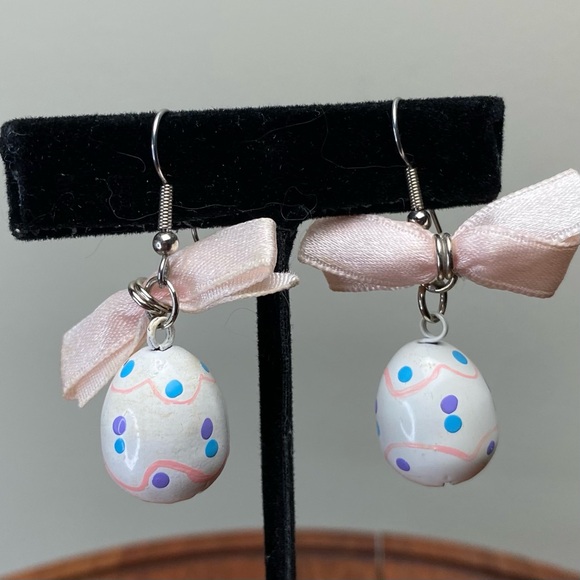 Hallmark Jewelry - Vintage Easter Egg Earrings!